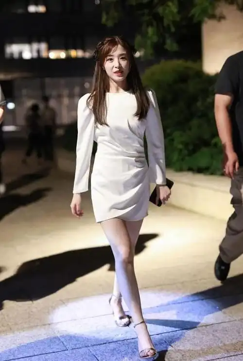 原创被张含韵惊艳到能把小白裙穿出高级感造型简约却不简单