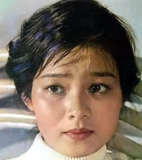 潘虹,1954年出生于上海,这是一组她青年时代的照片,当时的她,不多施