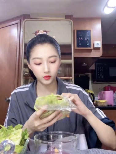 同样都是女明星,杨幂为减肥不敢吃饭,可她却靠吃播圈粉百万?