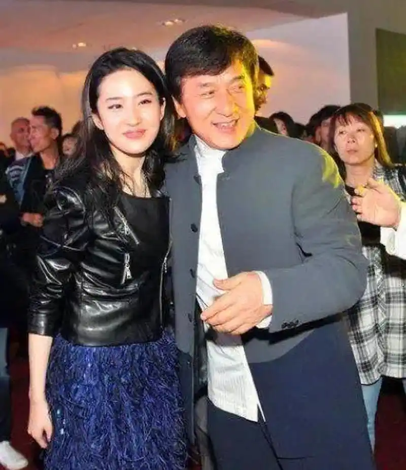 刘亦菲说成龙是自己的榜样##刘亦菲为成龙新电影打call# 刘亦菲祝