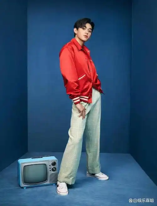 黄旭熙录制完舞台后给粉丝下跪,网友们不认可,称抵制动物表演