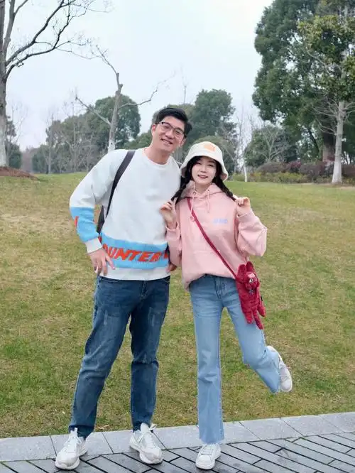 长相一般的奔四老夫妻合照甜炸朋友圈