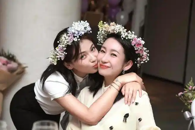 真闺蜜就是有不一样的松弛感和默契|秦海璐|刘涛_新浪新闻