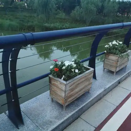 河道护栏 不锈钢河边栏杆 木纹转印钢管景观河岸护栏 泰锌护栏厂家