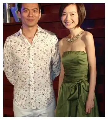 网友称为"尬聊"女主持的鲁豫,曾传被丈夫家暴,新曝出男友