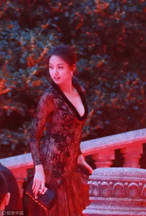 辣妈张梓琳蕾丝长裙深v长裙秀性感女人味爆表