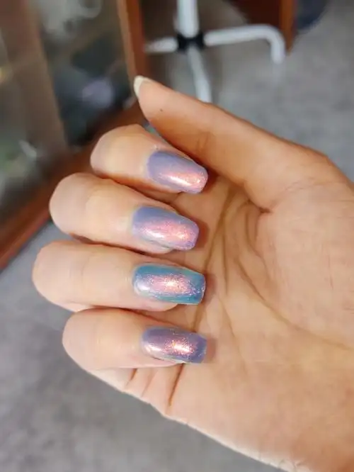 几个蓝底偏光指甲油对比