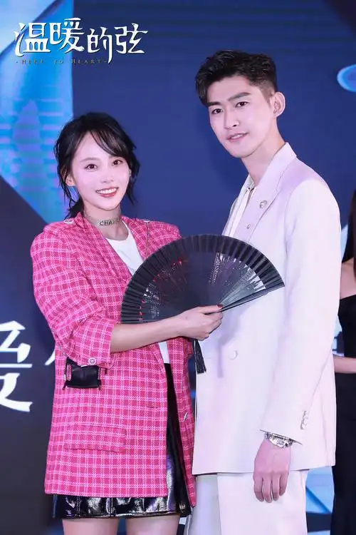 温暖的弦429开播发布会张翰张钧甯宠溺后背抱