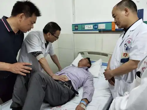 肖主任为患者进行体格检查,并给我院外科医生指导诊断关键点.