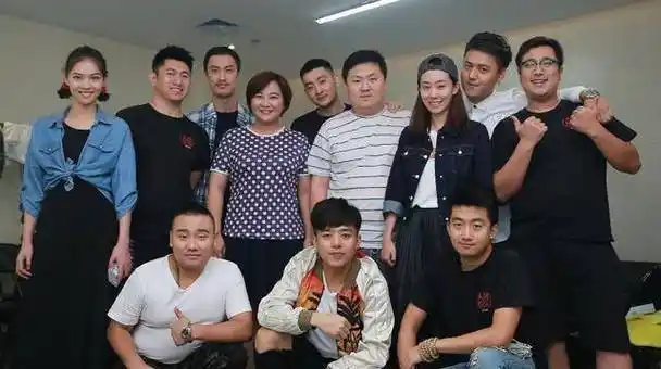 大碗娱乐配角不愠不火,开场第一个小品压力大,观众似乎没有看懂_对比