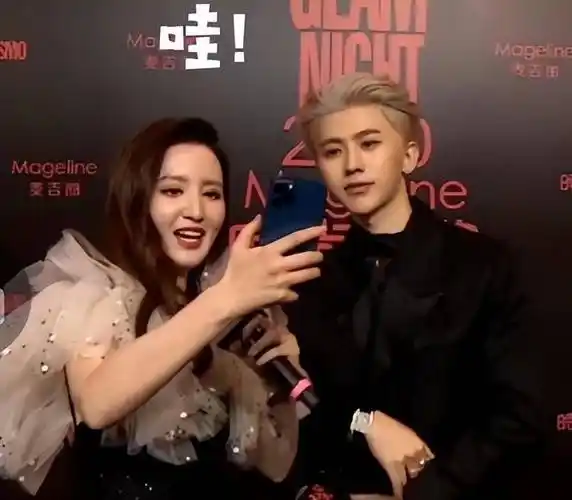 可张萌却不在乎,她之后又是与蔡徐坤合影,又是向姚晨等人邀戏,可直到