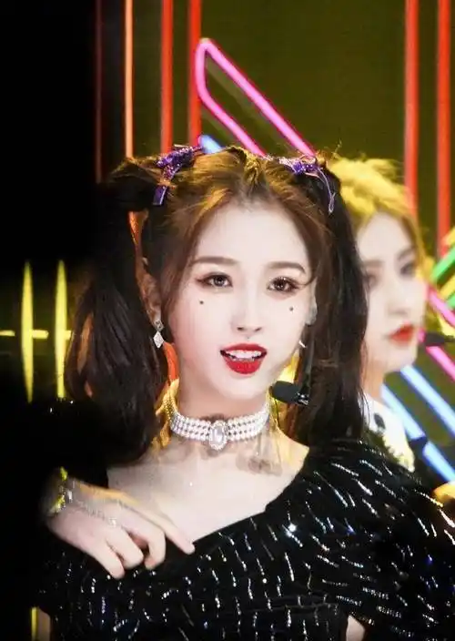 虞书欣《非日常狂欢》舞蹈直拍,唱跳实力up,表情管理一言难尽_动作