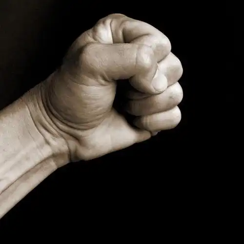 有责任的男人,这个时候不管你是否强大,家庭的责任和压力都需要你强撑