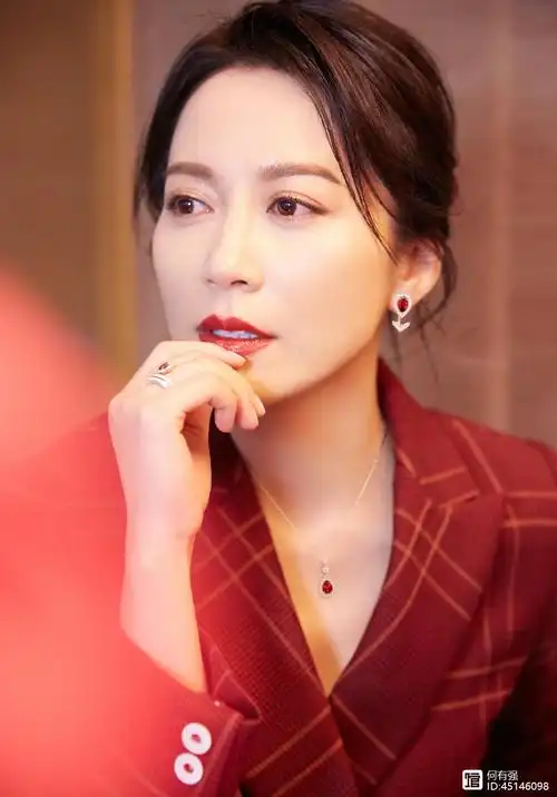 俞飞鸿总算换减龄发型,低马尾配红色西服年轻20岁,意外时尚高级