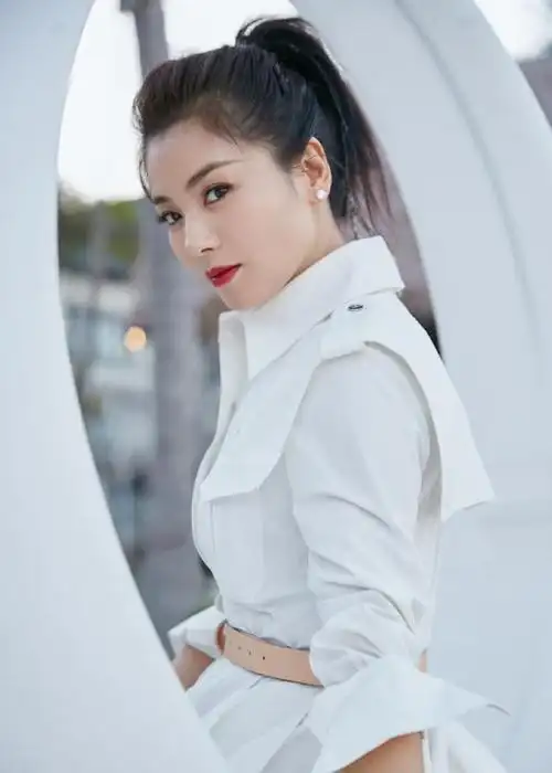 刘涛真懂打扮,穿衬衫裙简约知性,还配编发减龄又娇俏|纯色|发型|身材