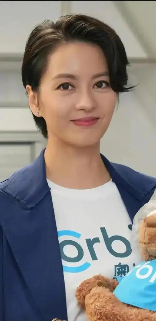 首先,让我们来看一组生图,这些照片中的梁咏琪,身高176cm,身姿挺拔