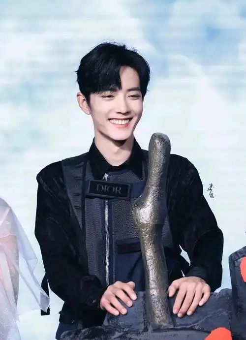 还是非常喜欢明媚阳光的人,肖战笑容满面,令人喜欢