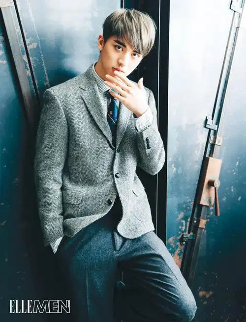 【许魏洲登杂志封面 青春大好英气逼人】近日, 新生代人气偶像许魏洲