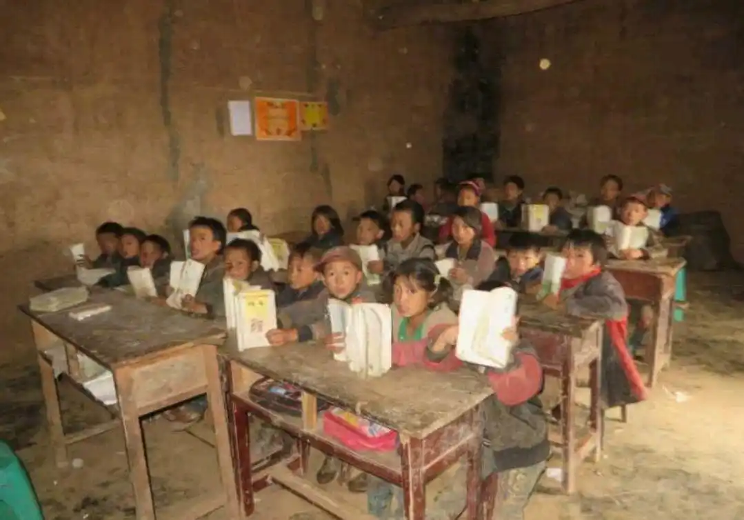 漏风漏雨的教室,真应该让现在的孩子,都来看看这张老照片