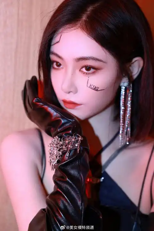 许佳琪短发黑色魅力穿搭