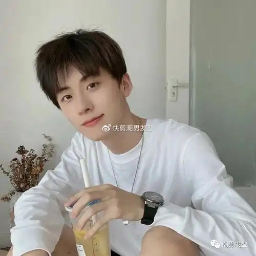 年轻的男生发型怎么剪才帅试试这3款帅气减龄值得一试