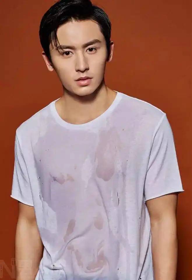 张哲瀚翘臀细腰好身材登上热搜令网友赞不绝口