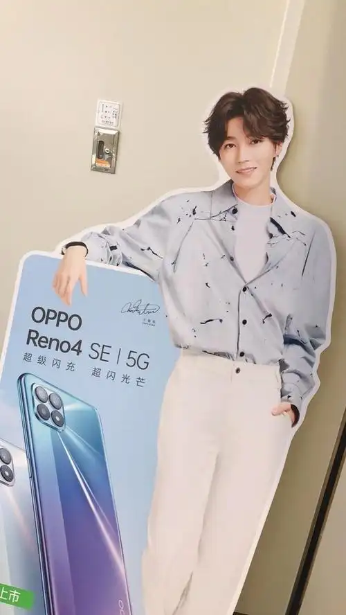 王俊凯oppo代言线下物料新鲜上线,清新帅气的活力少年