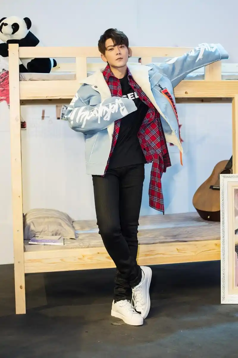 每日美搭 陈翔蓝色夹克清爽帅气