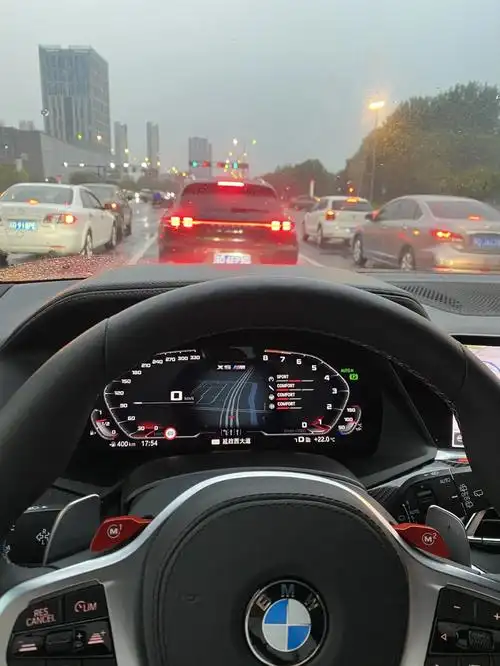 宝马x5m绝美大片出炉这样的黑武士岂不是人见人爱