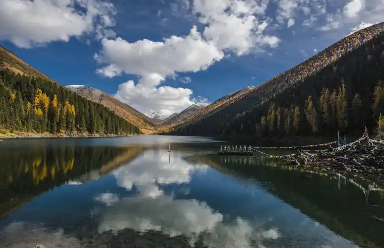 情人海春夏景色.金川县委宣传部供图