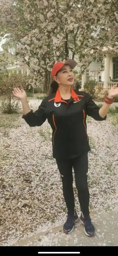 原创刘晓庆自家别墅外踏青感受春天气息本人心态好大耳朵太抢镜