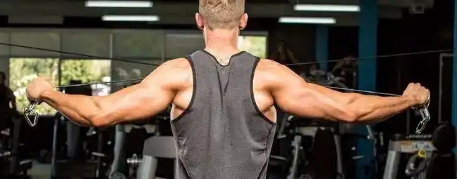 激活背阔肌,提升肩部立体细节,这个动作请收好!