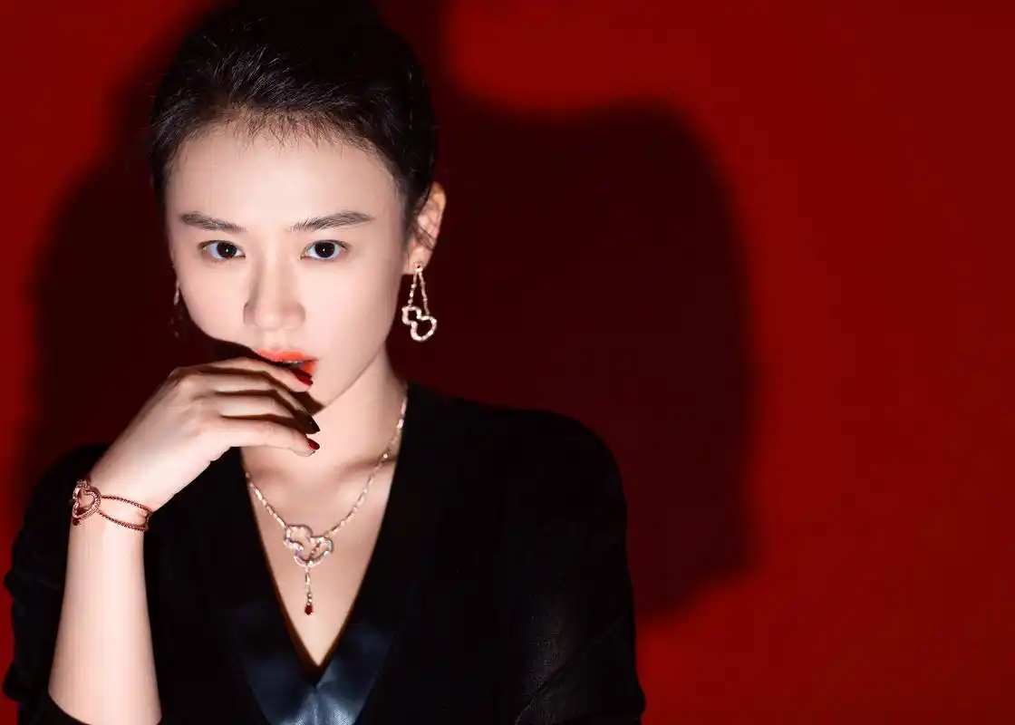 qeelin代言人马思纯 亮相qeelin十五周年"源·创"珠宝展,邂逅源创.