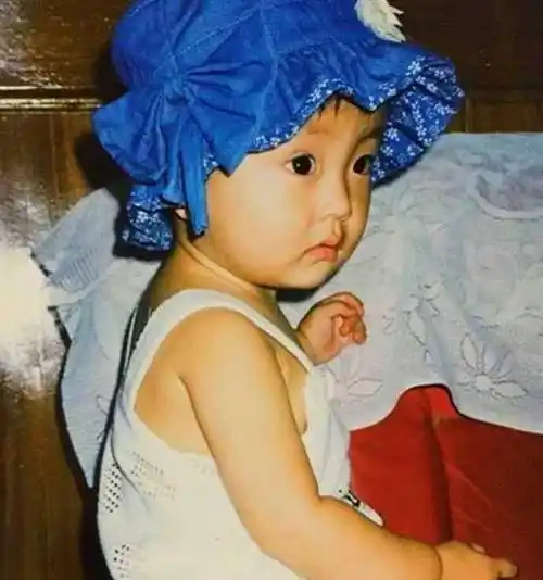 张艺凡童年照,希林童年照,看到王艺瑾:又骗我生女儿_小时候_长相_赵粤