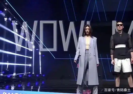 近日,刘雯和胡兵在《妈妈你真好看》综艺里,一起走秀.