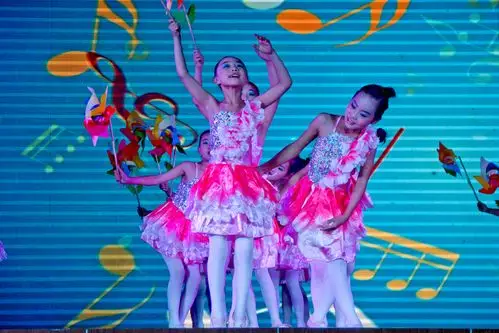 小荷才露尖尖角----六一少儿艺术团演出纪实