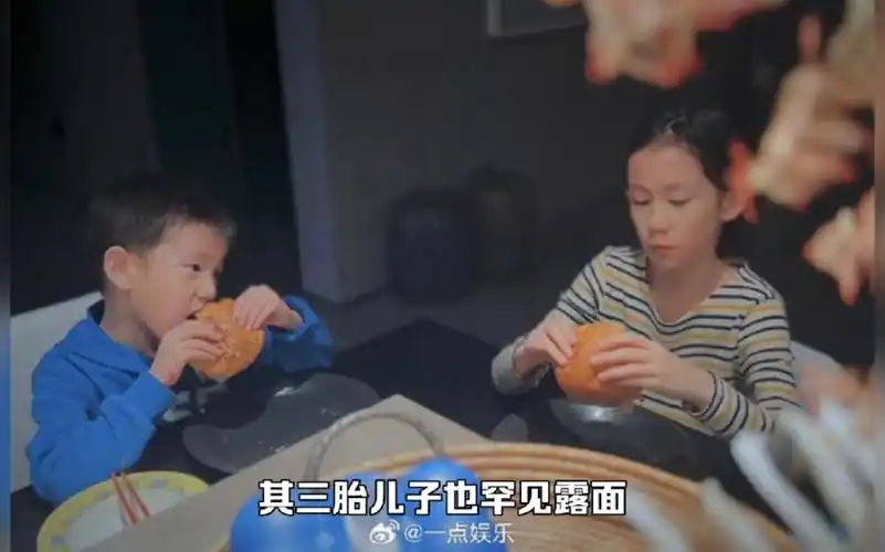黄磊三胎儿子罕露正脸,孙莉晒儿女日常秀幸福,弟弟长得像多妹