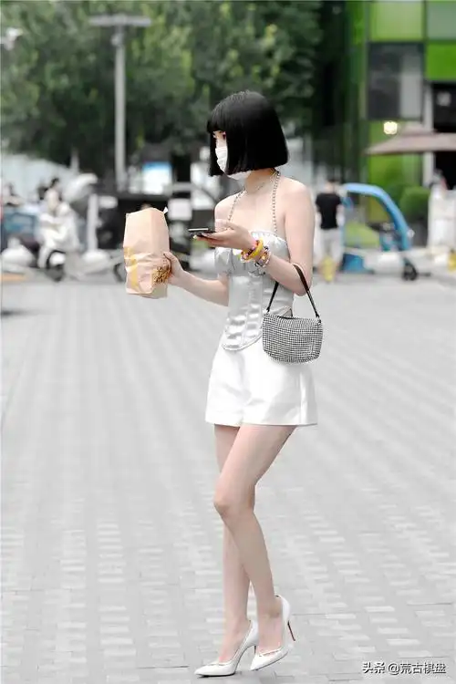 白色短裤搭配白色尖头细跟鞋,10厘米的高度,更显骨感身材