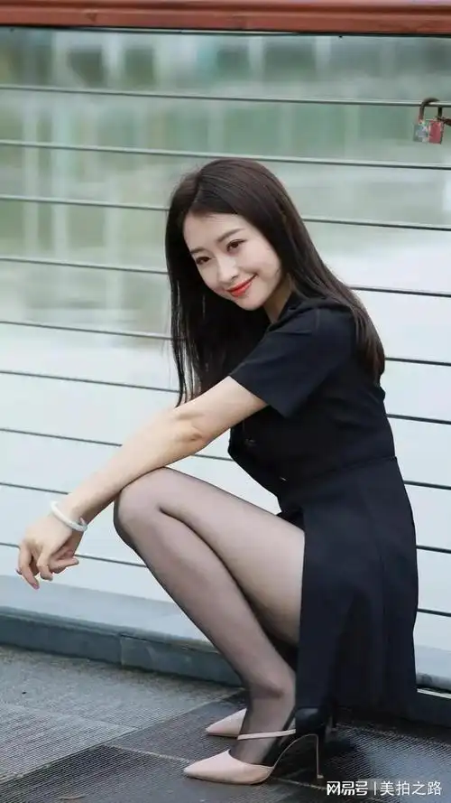 外拍穿黑色v领短裙搭配黑丝拼色高跟鞋的美女可爱性感