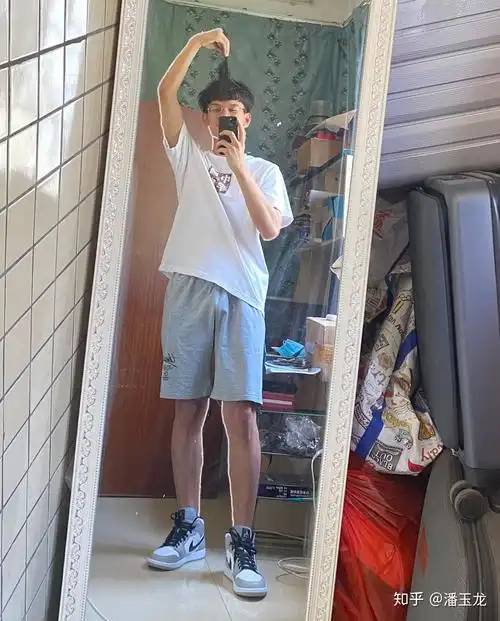 你们认为身高一米八体重130斤的男孩子标准吗