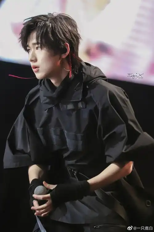 高颜值侧颜照大赛#宋亚轩侧颜照大赏轮廓精致,五官立体,喉结凸出