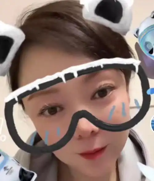 胡明轩妈妈久违现身年近50岁身材颜值依旧大15岁老公还能举铁