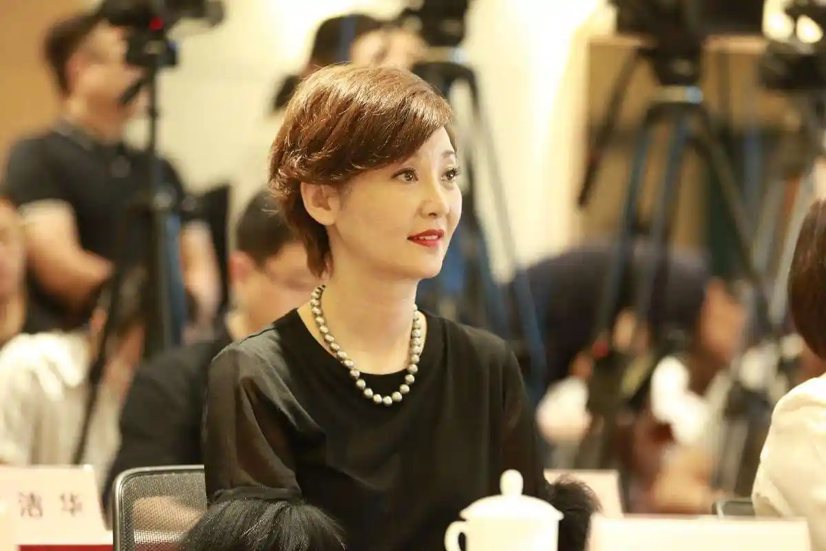 娱乐新鲜事# 有一次徐帆在进行节目中,谈到如果冯小刚出轨了怎么办?