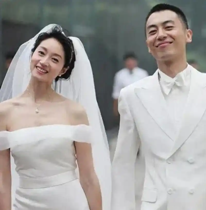 提起沈佳妮,大家可能首先会联想到她的丈夫朱亚文.