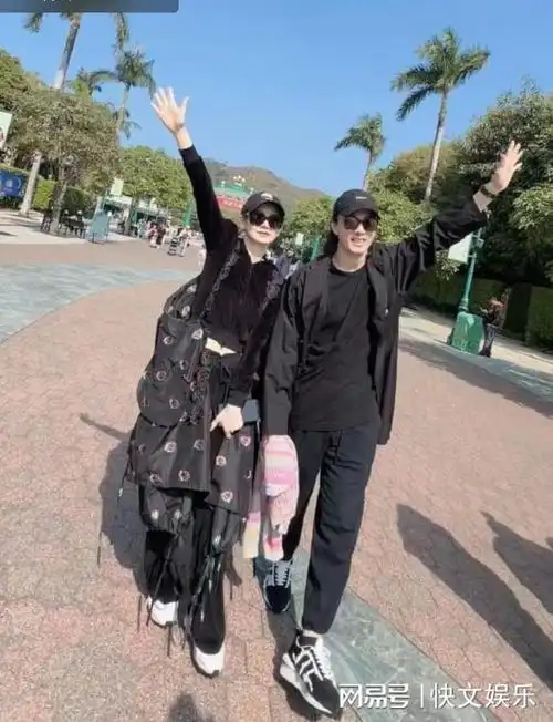 40岁戚薇现身香港迪士尼!与美国老公李承铉秀恩爱,夫妻感情甜蜜