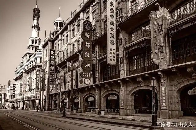 这些照片,均是在有关上海的影视城拍来的,所以,称它为伪老上海照 .