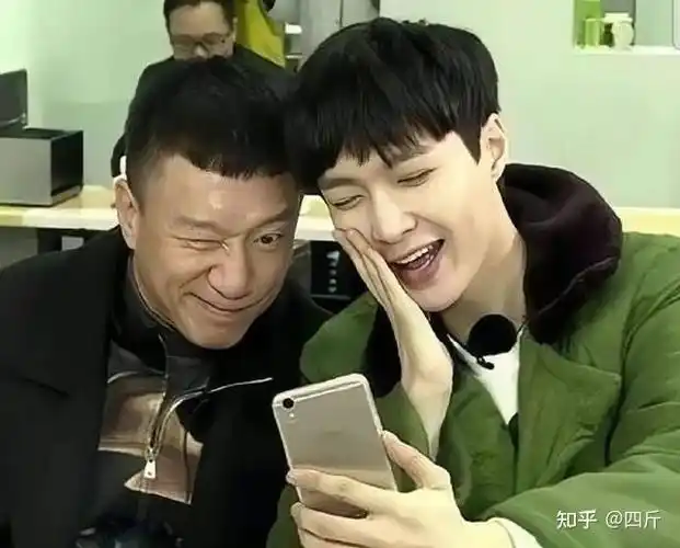 张艺兴孙红雷互动惹争议,网友质疑开黄腔,"大家伙"误导人想歪