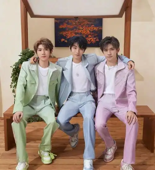 tfboys三兄弟深夜祝福王源23岁生日,团魂满满!