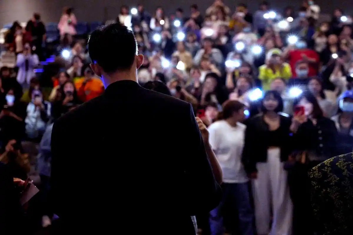 一些黄景瑜都背影照!