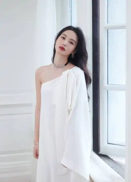 杨采钰穿白色露肩长裙超靓!雪肤玉貌笑出两个酒窝太抢眼_美得_穿着_身